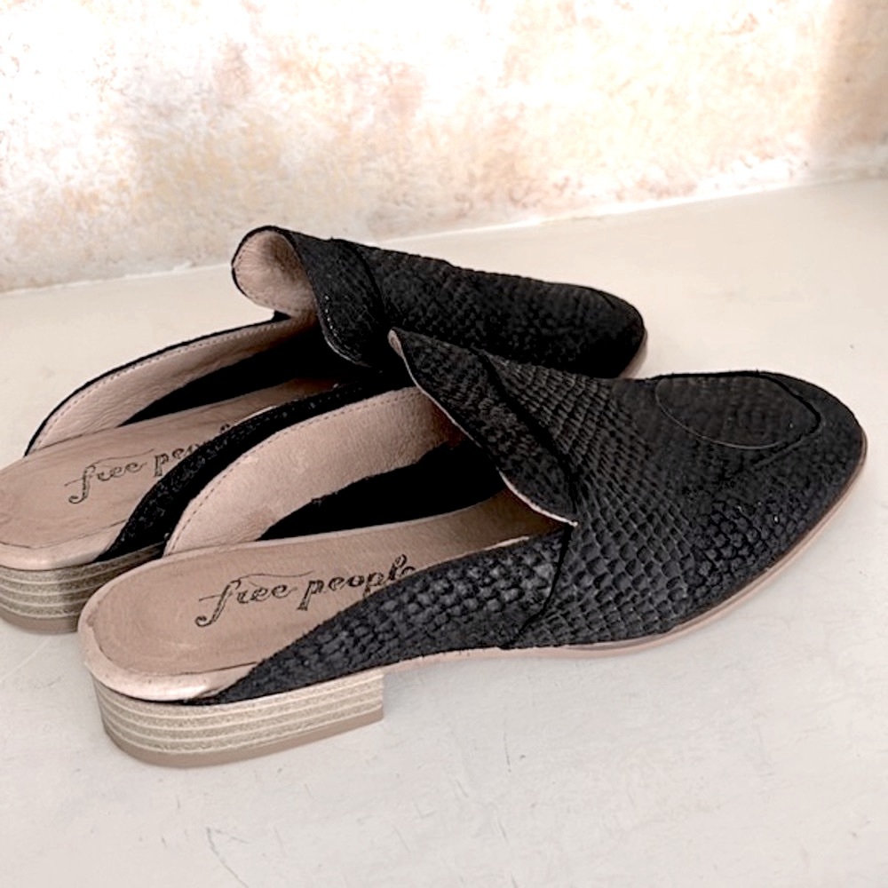 Free People Black Leather Flats Mules At Ease Size 36 5.5-6 Snake Design